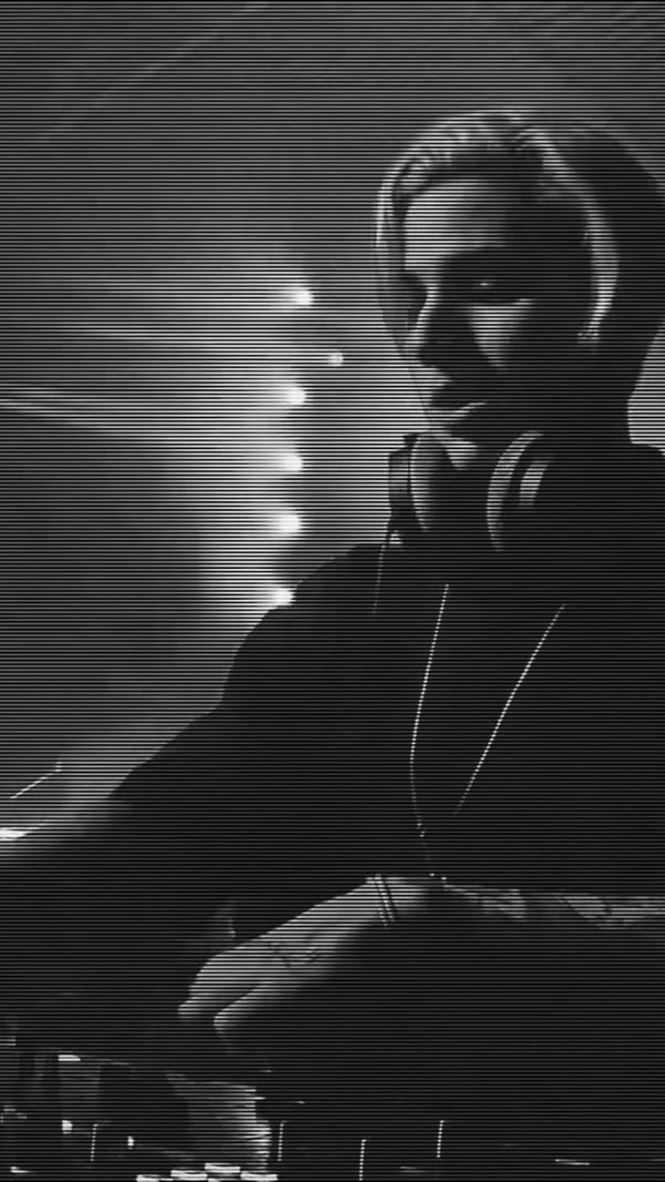 JP Castro de fones mixando, preto e branco